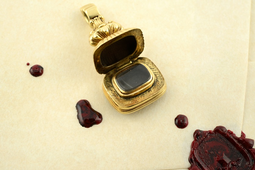 A late Georgian/William IV 15ct gold banded agate mourning fob, with hinged glazed compartment for Arthur Tyrwhitt Drake