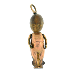 An early 20th century gold Fumsup charm