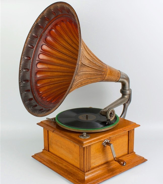 An oak cased, table top wind up gramophone