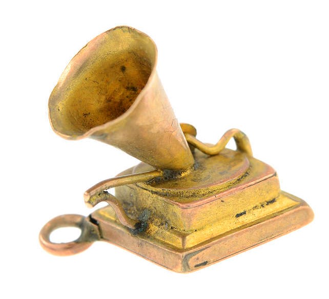 An early 20th-century 9ct gold gramophone charm.